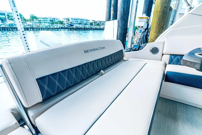 Hold On Yacht Photos Pics Bennington 30 HOLD ON - Aft Seating