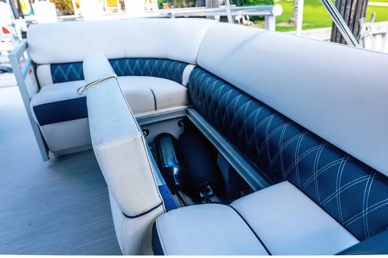 Hold On Yacht Photos Pics Bennington 30 HOLD ON - Deck Seating & Storage