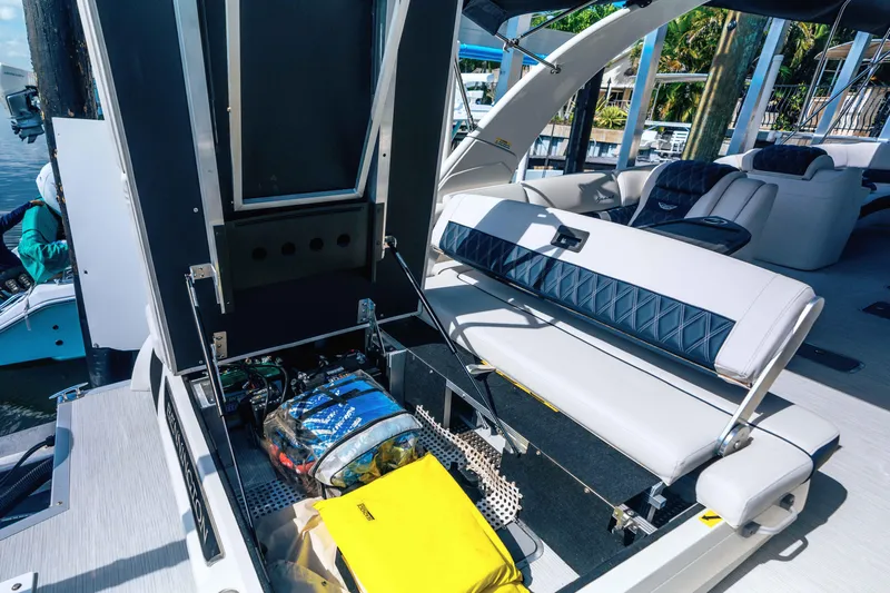 Hold On Yacht Photos Pics Bennington 30 HOLD ON - Aft Storage