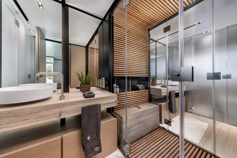 4leon Yacht Photos Pics Bathroom Master cabin