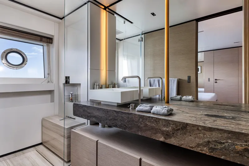 4leon Yacht Photos Pics Guest bathroom 1
