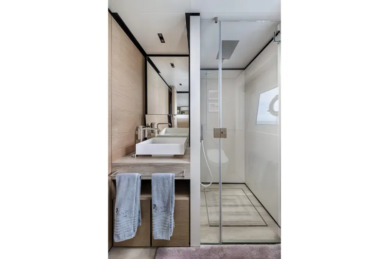 4leon Yacht Photos Pics Guest bathroom 3