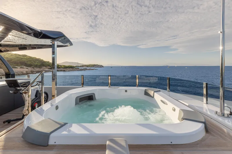 4leon Yacht Photos Pics Whirlpool sundeck