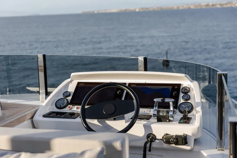 4leon Yacht Photos Pics Second helm station sun deck