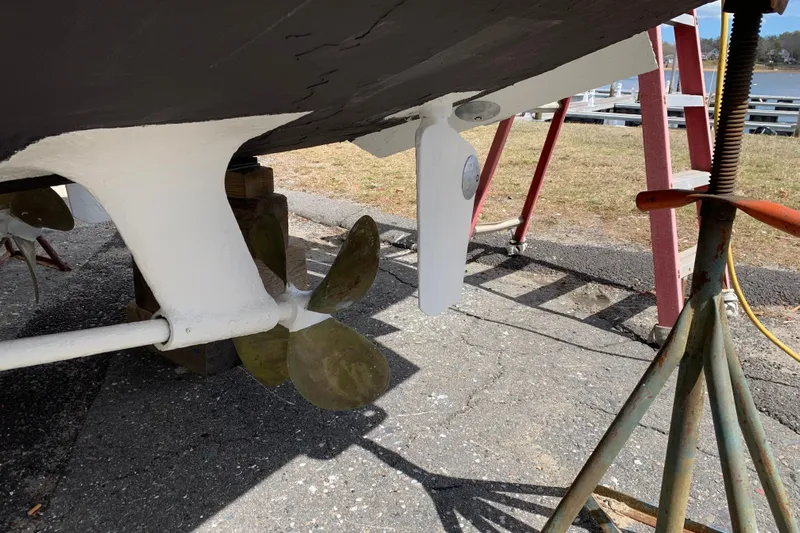 Sea Trial Yacht Photos Pics 1991 Hatteras 40 Motor Yacht propeller and rudder on dry dock.