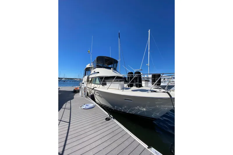 Sea Trial Yacht Photos Pics 1991 Hatteras 40 Motor Yacht docked under clear blue sky.
