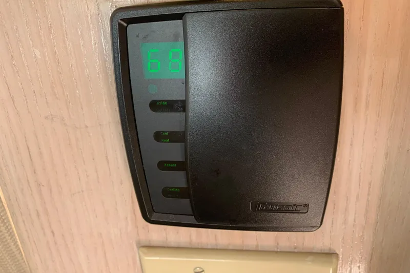 Sea Trial Yacht Photos Pics Thermostat display showing 68 degrees on a 1991 Hatteras 40 Motor Yacht.