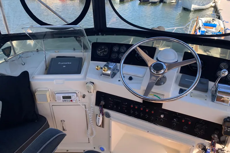 Sea Trial Yacht Photos Pics 1991 Hatteras 40 Motor Yacht helm with steering wheel and navigation equipment.