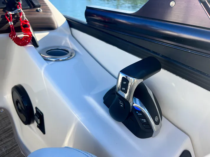  Yacht Photos Pics Control panel of a 2021 Bennington 27 QX boat with throttle and cup holder.