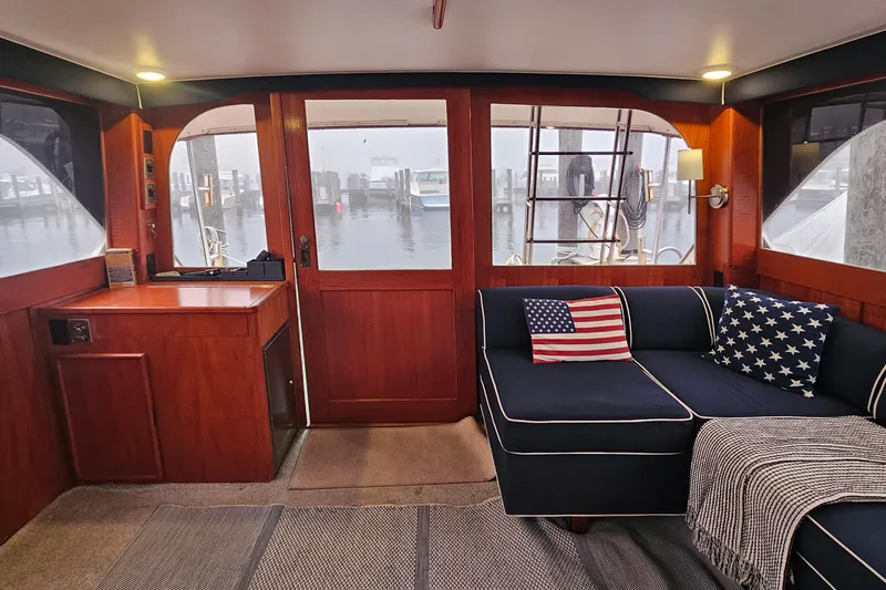 Tizzylizzy Yacht Photos Pics Interior of 1989 Post 43 Convertible yacht with American flag-themed decor.