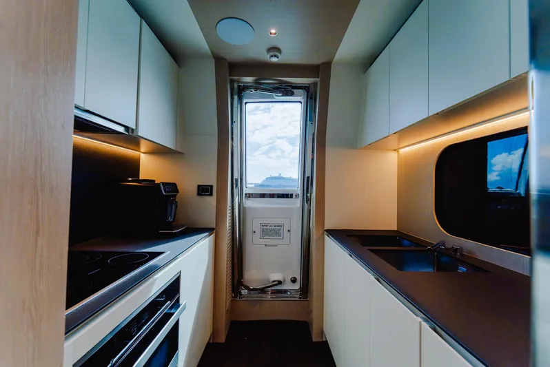 Abu Too! Yacht Photos Pics 