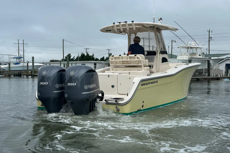  Yacht Photos Pics 2020 Grady-White Canyon 271 boat with twin Yamaha 300 engines in a marina.