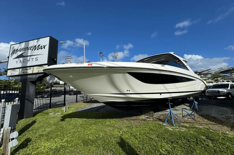  Yacht Photos Pics 2019 Sea Ray 400 SLX OB yacht displayed at MarineMax Yachts dealership.