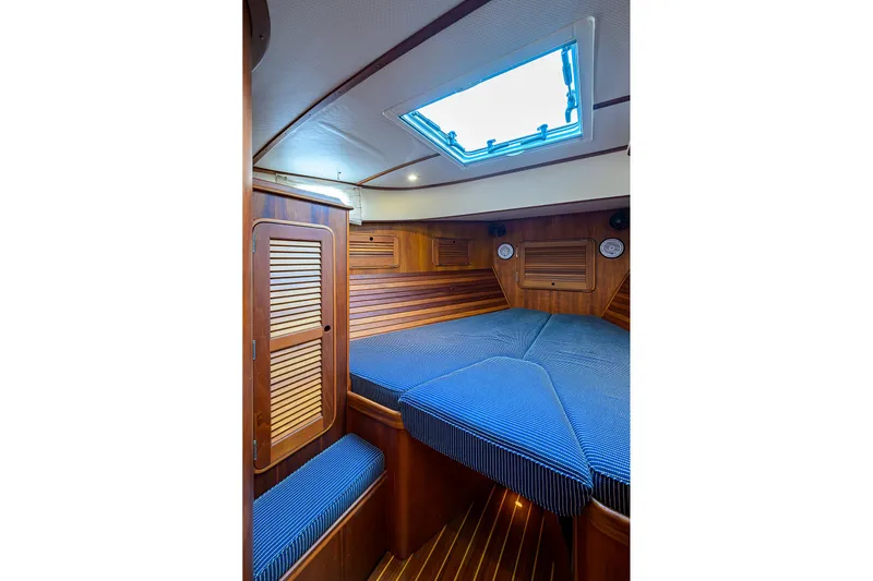 Gotcha Covered Yacht Photos Pics Luxurious 2006 Hinckley Talaria 40 cabin interior with wood paneling and skylight.