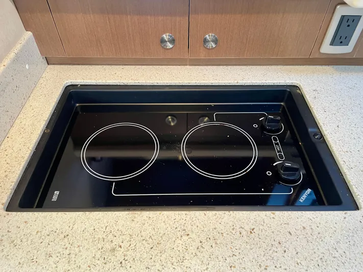 Ilaria Yacht Photos Pics Built-in stovetop on 2014 Sea Ray 330 Sundancer yacht kitchen counter.