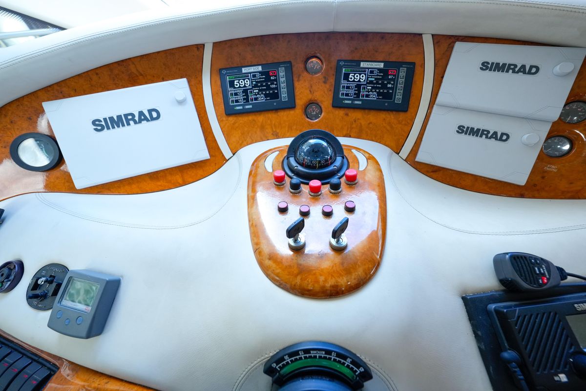 2007 Azimut 68 