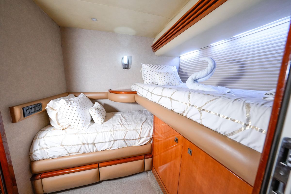 2007 Azimut 68 