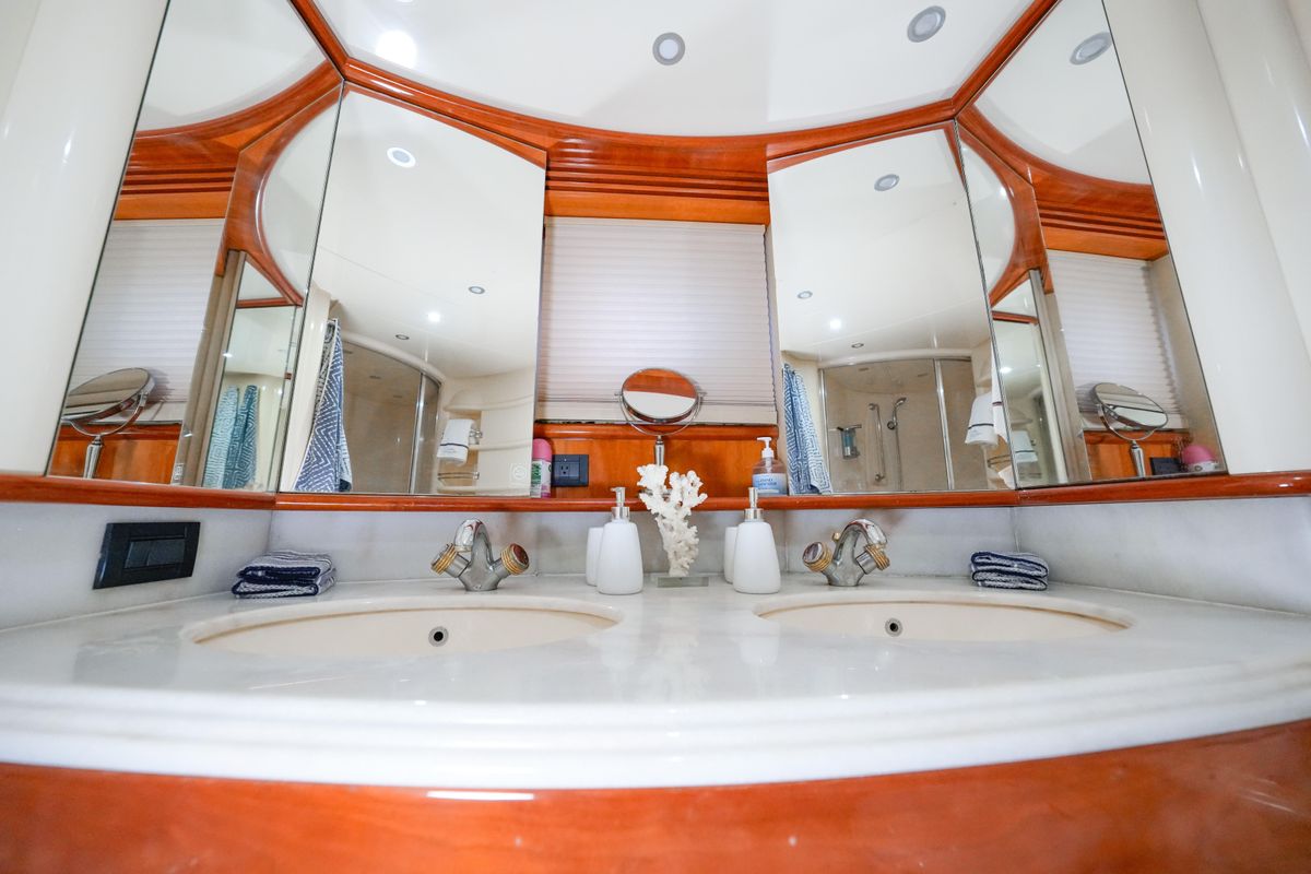 2007 Azimut 68 