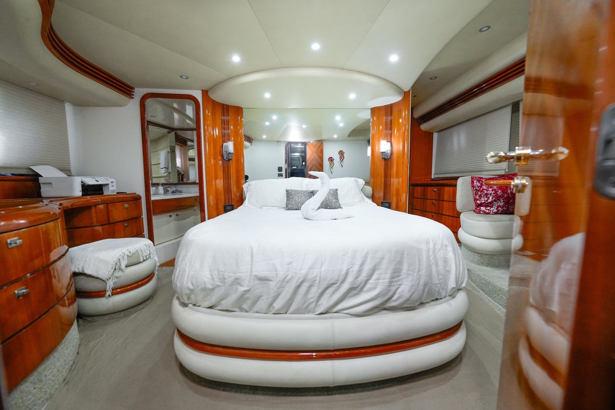 2007 Azimut 68 