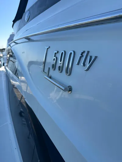 Working Late Yacht Photos Pics 2016 Sea Ray L590 Fly yacht side view with model emblem.