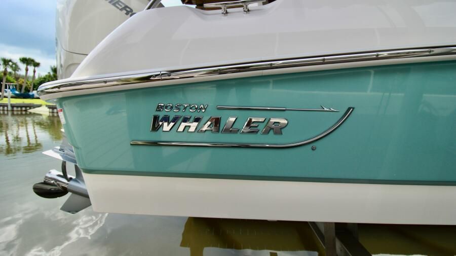 2019 Boston Whaler DAUNTLESS