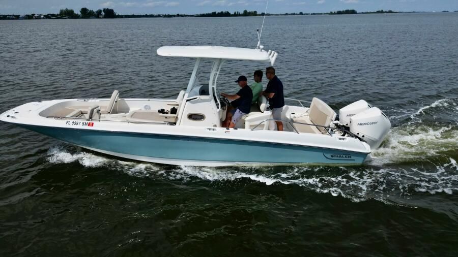 2019 Boston Whaler DAUNTLESS