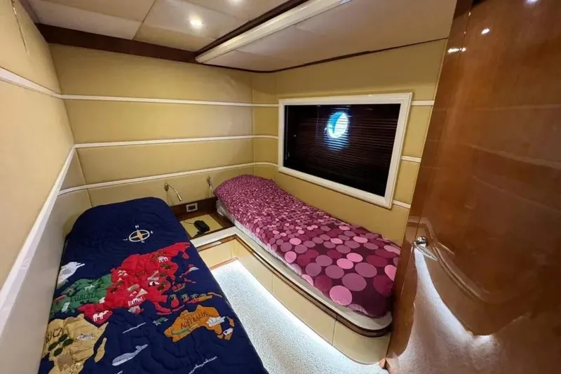  Yacht Photos Pics Interior cabin of 2003 Azimut 98 Leonardo yacht with twin beds and porthole window.