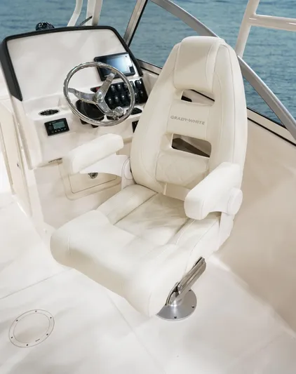  Yacht Photos Pics Luxury helm seat on 2026 Grady-White GW 235 Freedom boat, featuring sleek design and comfort.