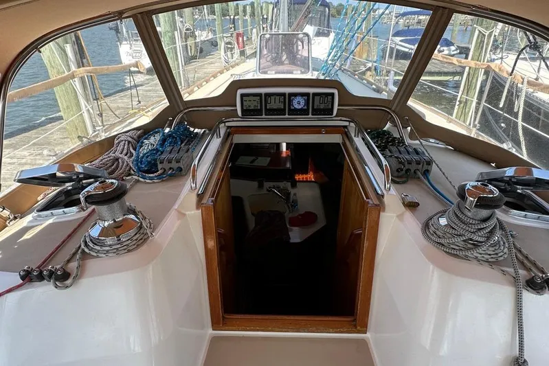  Yacht Photos Pics Cockpit of 2002 Sabre 402 sailboat with ropes and navigation instruments.