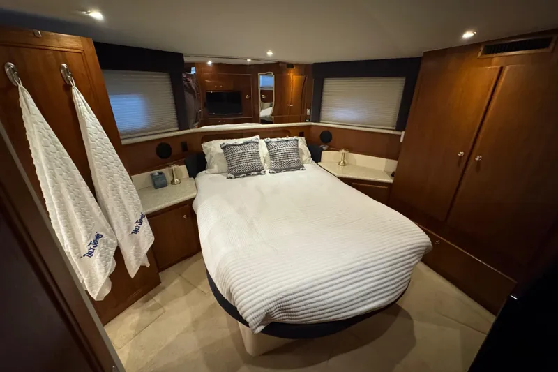  Yacht Photos Pics Luxurious cabin interior of 2000 Carver 406 Aft Cabin Motor Yacht with cozy bed.
