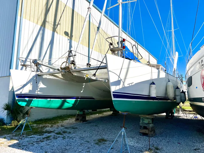 Trebuchet Yacht Photos Pics Catamaran Switch 51, year 2000, docked outdoors under clear blue sky.