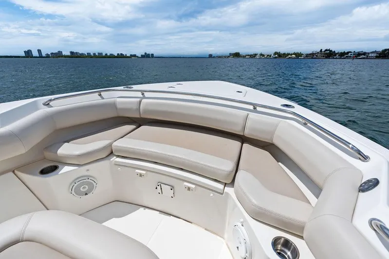 Zoom Yacht Photos Pics Boston Whaler 280 Outrage 2022 boat interior with cushioned seating and ocean view.