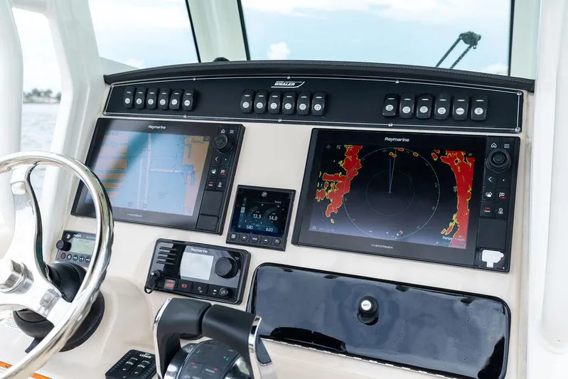 Zoom Yacht Photos Pics Control panel of 2022 Boston Whaler 280 Outrage with navigation screens and controls.