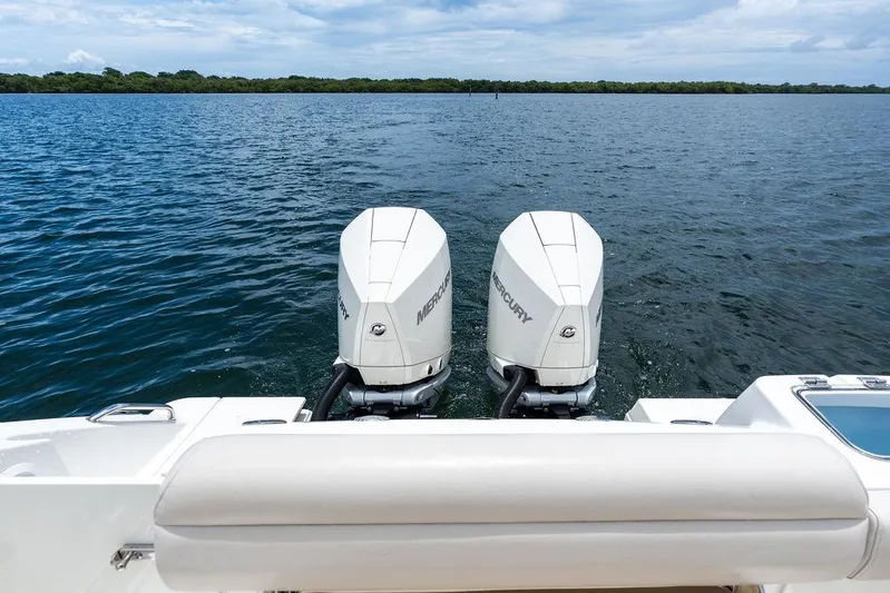 Zoom Yacht Photos Pics Boston Whaler 280 Outrage 2022 with dual Mercury outboard engines on open water.
