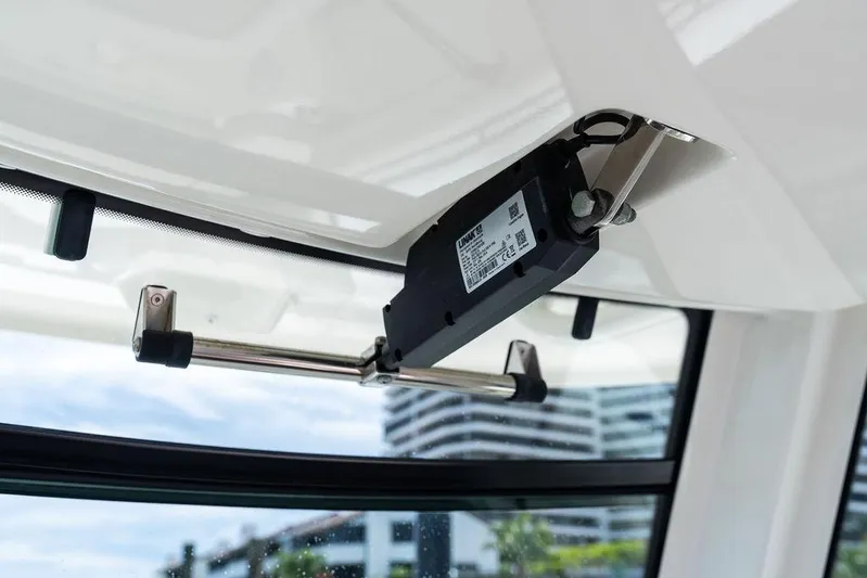 Zoom Yacht Photos Pics 2022 Boston Whaler 280 Outrage windshield wiper mechanism detail.