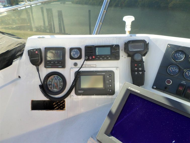 1991-90-vantare-custom-flybridge-motoryacht