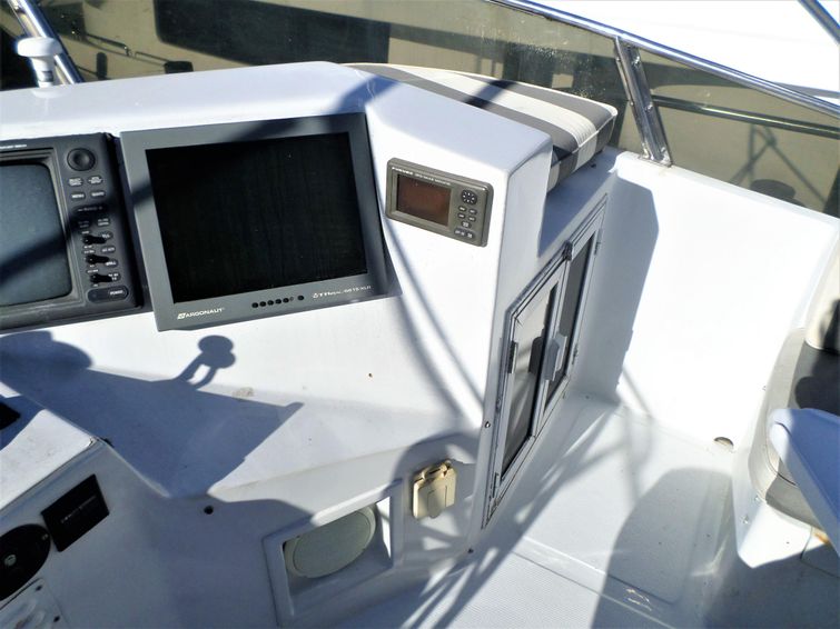 1991-90-vantare-custom-flybridge-motoryacht