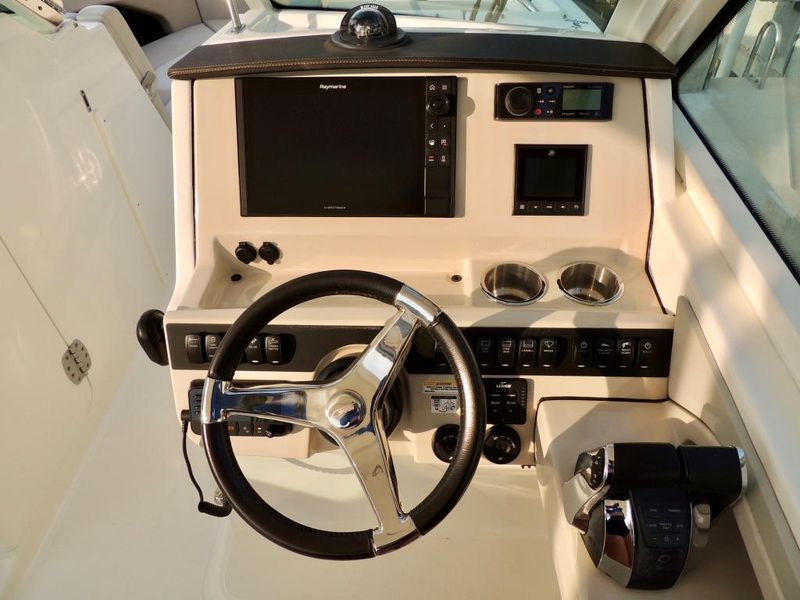 2021 Boston Whaler 280 Vantage