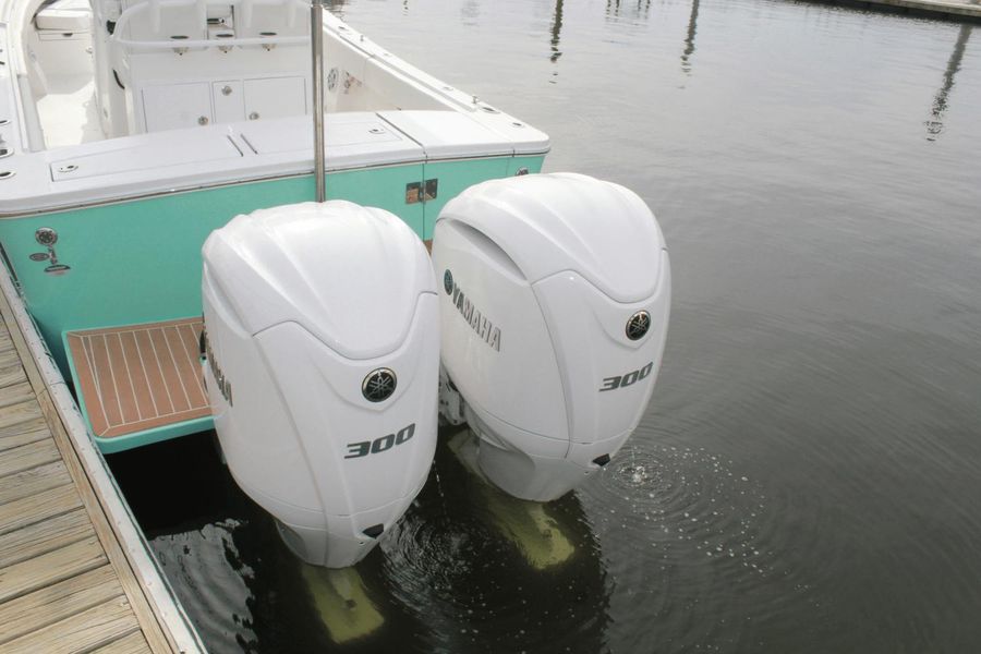 2023 Regulator 28 Center Console