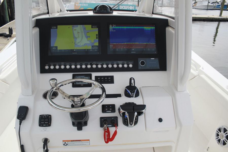 2023 Regulator 28 Center Console