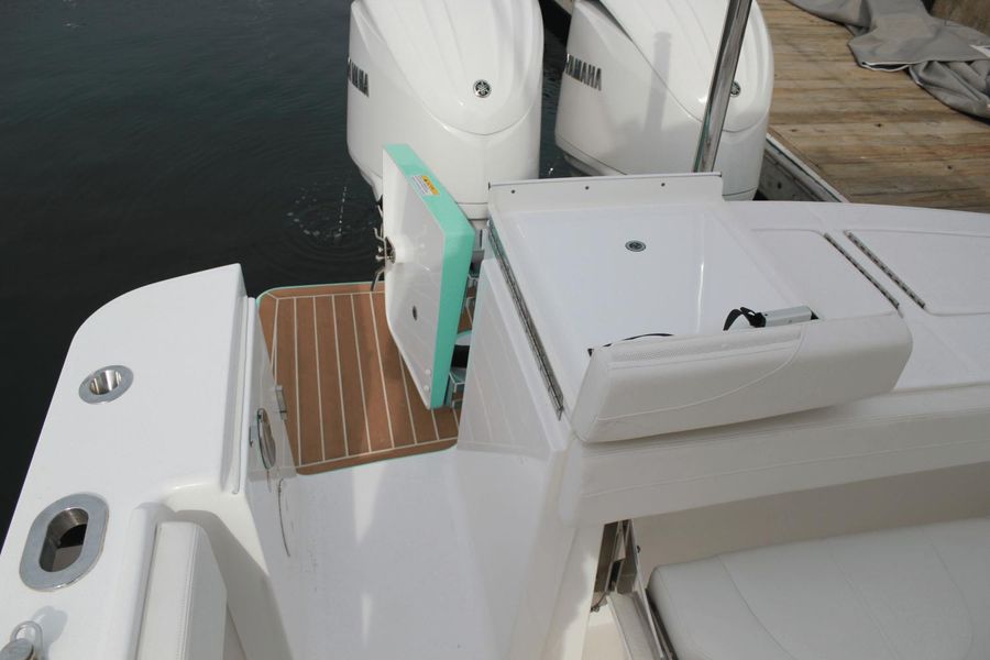 2023 Regulator 28 Center Console