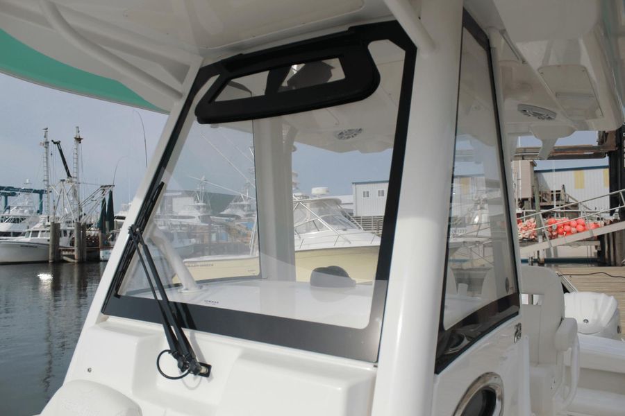 2023 Regulator 28 Center Console