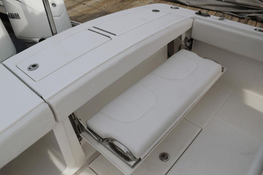 2023 Regulator 28 Center Console