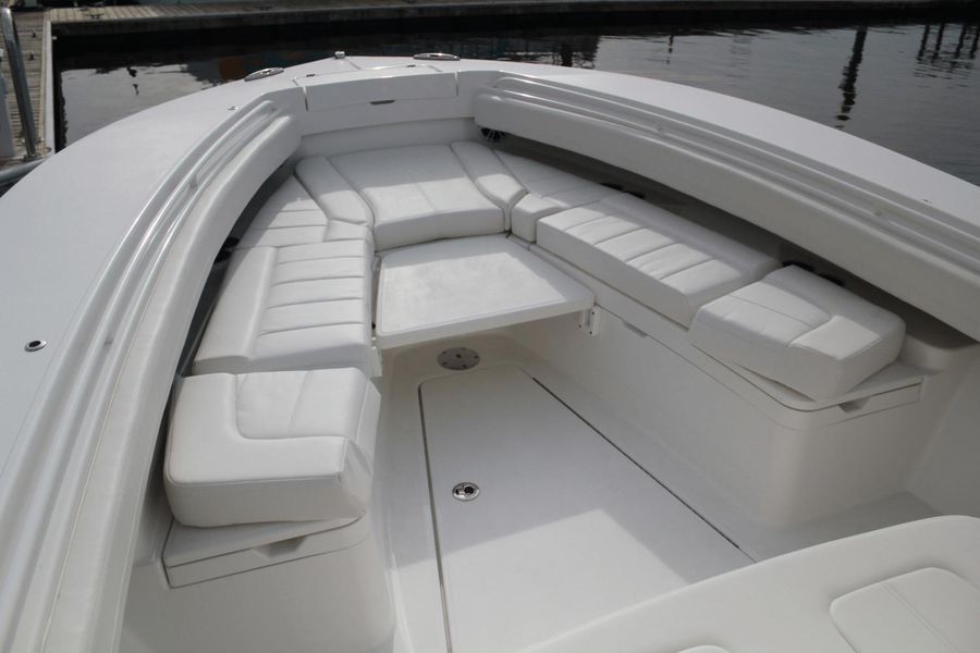 2023 Regulator 28 Center Console