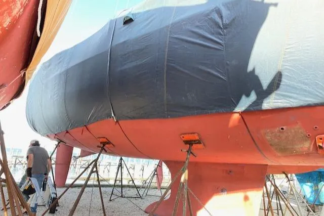 Peregrine Yacht Photos Pics 2005 Beneteau 423 sailboat on stands, partially covered, in a boatyard setting.