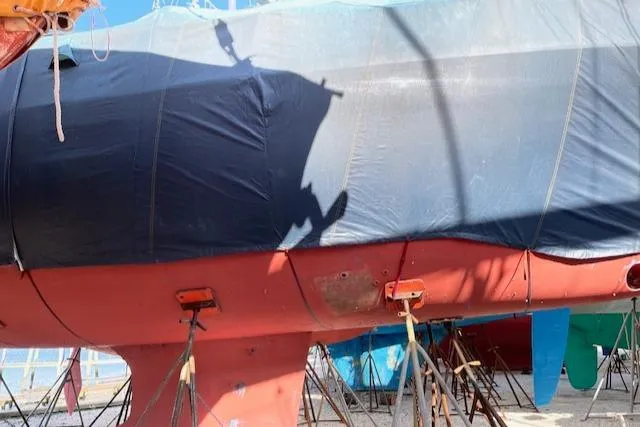 Peregrine Yacht Photos Pics 2005 Beneteau 423 sailboat on stands, partially covered, in a boatyard.