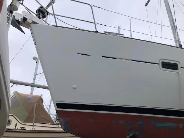 Peregrine Yacht Photos Pics 2005 Beneteau 423 sailboat on land, showing hull and deck details.