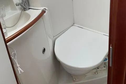 Peregrine Yacht Photos Pics 2005 Beneteau 423 yacht bathroom with sink and toilet.