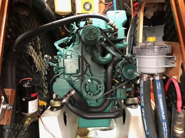 Peregrine Yacht Photos Pics Engine compartment of a 2005 Beneteau 423 sailboat, featuring a well-maintained marine engine.