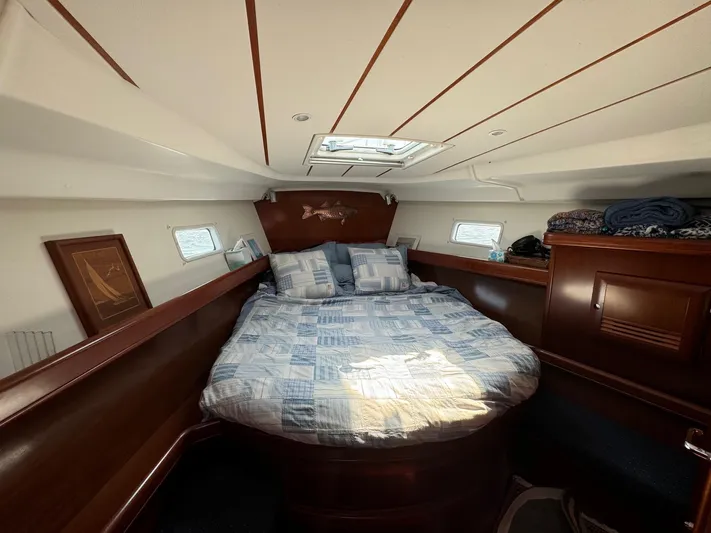 Peregrine Yacht Photos Pics Luxurious cabin interior of a 2005 Beneteau 423 sailboat with cozy bedding.